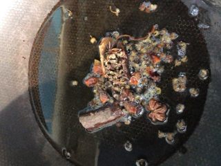 1、#感恩节食谱#麻辣豆瓣红薯鸡块,锅内先炒香大料!