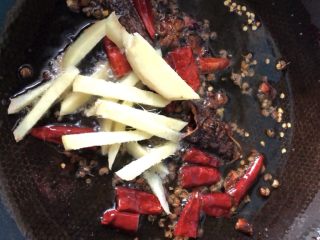 2、#感恩节食谱#麻辣豆瓣红薯鸡块,然后加入干辣椒和姜丝!