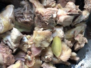 3、#感恩节食谱#麻辣豆瓣红薯鸡块,鸡肉提前焯水过血水!