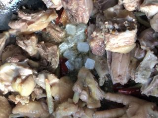 4、#感恩节食谱#麻辣豆瓣红薯鸡块,然后下入鸡肉翻炒四五分钟,加入适量冰糖!