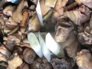 5、#感恩节食谱#麻辣豆瓣红薯鸡块,翻炒至冰糖开始化了,下入葱段!