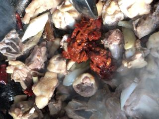 6、#感恩节食谱#麻辣豆瓣红薯鸡块,接着翻炒几下,下入四五勺豆瓣酱!
