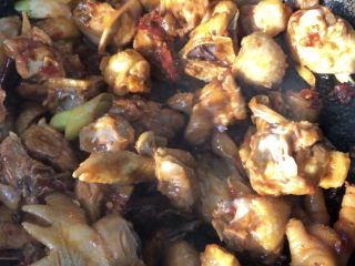 7、#感恩节食谱#麻辣豆瓣红薯鸡块,继续翻炒会!