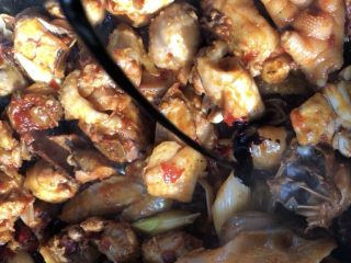 8、#感恩节食谱#麻辣豆瓣红薯鸡块,下入适量老抽!翻炒几下!