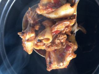 9、#感恩节食谱#麻辣豆瓣红薯鸡块,放到砂锅中!