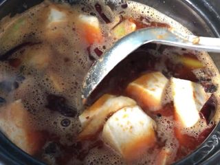 11、#感恩节食谱#麻辣豆瓣红薯鸡块,等烧开后,下入红薯块!盖上盖,中小火炖开,转小火炖两个小时左右!