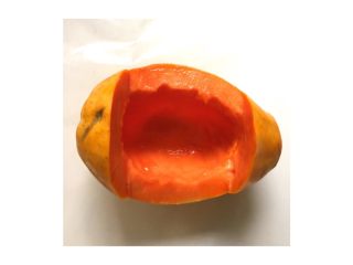 4、木瓜水果船#甜蜜美味#,把木瓜船的内壁再挖深一些，留有空间。