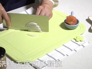 3、三文鱼厚蛋烧,洋葱去皮切成颗粒