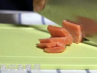5、三文鱼厚蛋烧,三文鱼????切条备用
