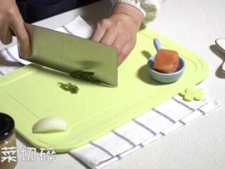 7、三文鱼厚蛋烧,油麦菜洗干净切碎