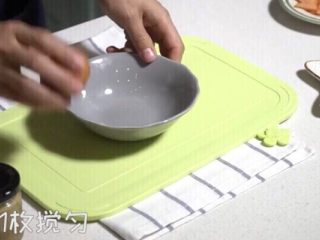 8、三文鱼厚蛋烧,打入鸡蛋一枚搅匀