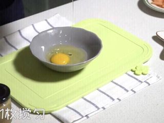 9、三文鱼厚蛋烧,如图