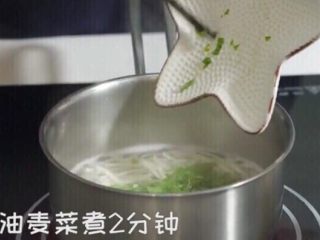 13、三文鱼厚蛋烧,加入油麦菜煮2分钟