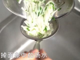 15、三文鱼厚蛋烧,过滤掉面条的汤水