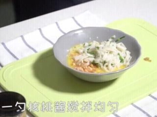 17、三文鱼厚蛋烧,加入一勺子核桃酱拌均匀