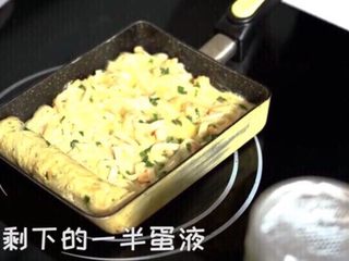 19、三文鱼厚蛋烧,凝固后用锅铲子卷起来，再倒入剩下的蛋液