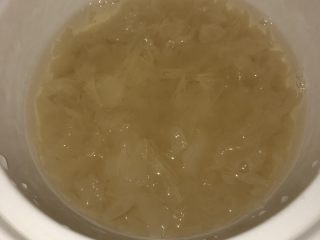 3、冰糖枸杞红枣银耳羹,等炖成粘稠样子