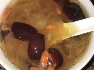 5、冰糖枸杞红枣银耳羹,入口即化，营养美容的银耳羹就可以喝啦。