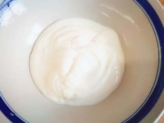 2、酸奶饼(酸奶+鸡蛋),酸奶倒入容器备用