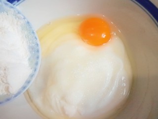 5、酸奶饼(酸奶+鸡蛋),少量多次的加入面粉