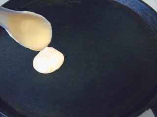 8、酸奶饼(酸奶+鸡蛋),每个小饼一勺,做好后大小是均匀的