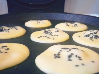 11、酸奶饼(酸奶+鸡蛋),小饼起泡之后就可以翻面了