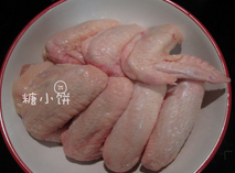 1、苏梅酱烤鸡翅,鸡整翅洗净，拔干净表面的毛，如果想要更入味的话可以在表面划几刀