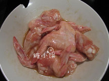 3、苏梅酱烤鸡翅,鸡翅加苏梅酱、花雕酒和盐抓匀揉捏5分钟，盖好保鲜膜，送入冰箱腌制一夜