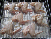 4、苏梅酱烤鸡翅,烤盘上面铺上锡纸，再架上烤网，摆上腌制好的鸡翅