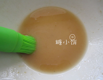 5、苏梅酱烤鸡翅,剩余腌料加蜂蜜1/2汤匙调匀后刷在鸡翅表面