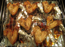 7、苏梅酱烤鸡翅,开烤20分钟时取出翻面刷料汁并在翅尖上包裹锡纸防止烤糊