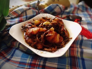 1、#那一抹家乡味#妈妈菜干豆角烧肉,带有妈妈味道的菜肴总是最美味的，这道菜用五花肉和小排骨一起进行烹制，味道会更香。