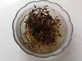 2、#那一抹家乡味#妈妈菜干豆角烧肉,泡一把妈妈给我晒得干豆角，冷水泡一两个小时左右。