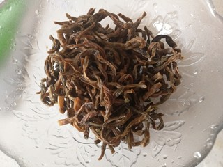 3、#那一抹家乡味#妈妈菜干豆角烧肉,泡发好的干豆角切段备用。