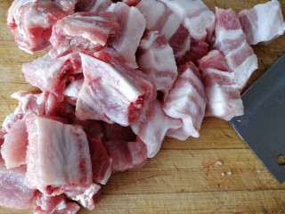 4、#那一抹家乡味#妈妈菜干豆角烧肉,将五花肉和排骨，切好备用。