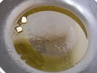 5、#那一抹家乡味#妈妈菜干豆角烧肉,热锅冷油加入冰糖，炒出糖色。