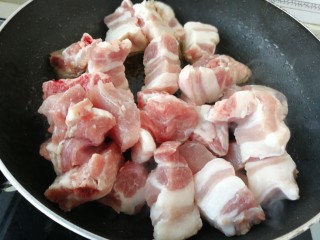 6、#那一抹家乡味#妈妈菜干豆角烧肉,炒出糖色以后加入肉进行翻炒。