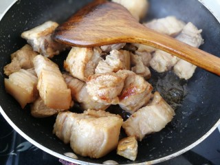 7、#那一抹家乡味#妈妈菜干豆角烧肉,中火翻炒至，皮肉紧实，微微泛白