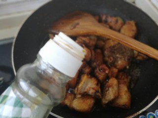 10、#那一抹家乡味#妈妈菜干豆角烧肉,加入一些老抽生抽米醋，继续翻炒。