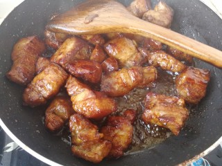 11、#那一抹家乡味#妈妈菜干豆角烧肉,炒一两分钟，让各种调料与肉混合均匀。