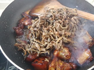 12、#那一抹家乡味#妈妈菜干豆角烧肉,倒入切好的干豆角。