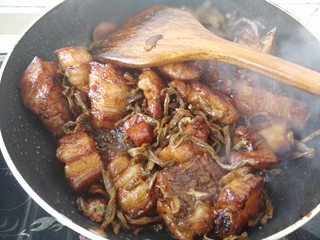 13、#那一抹家乡味#妈妈菜干豆角烧肉,中火翻炒五分钟左右，让干豆角充分吸收肉汁。