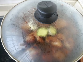 16、#那一抹家乡味#妈妈菜干豆角烧肉,盖上锅盖，大火烧开小火焖半个小时左右。