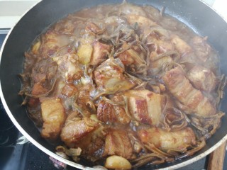 17、#那一抹家乡味#妈妈菜干豆角烧肉,半个小时后，大火收汁就好了。