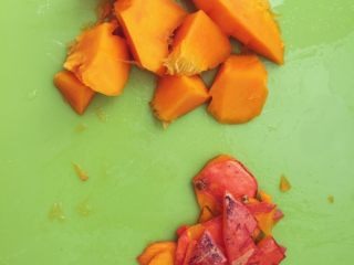 2、南瓜粥,去皮