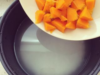 5、南瓜粥,将南瓜倒入淘好的米锅里