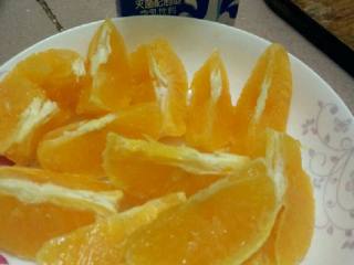 1、香橙牛奶冰棒,备好香橙和牛奶 糖（最好把皮给撕掉）