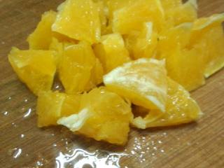 2、香橙牛奶冰棒,将香橙拿几块出来切小块备用