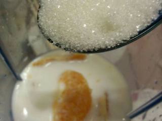 3、香橙牛奶冰棒,拿出料理机放入香橙  牛奶 糖