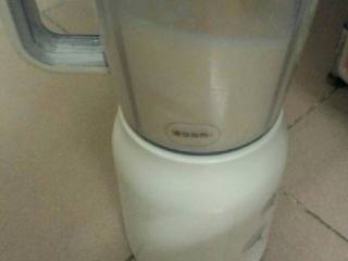 4、香橙牛奶冰棒,开始搅碎均匀